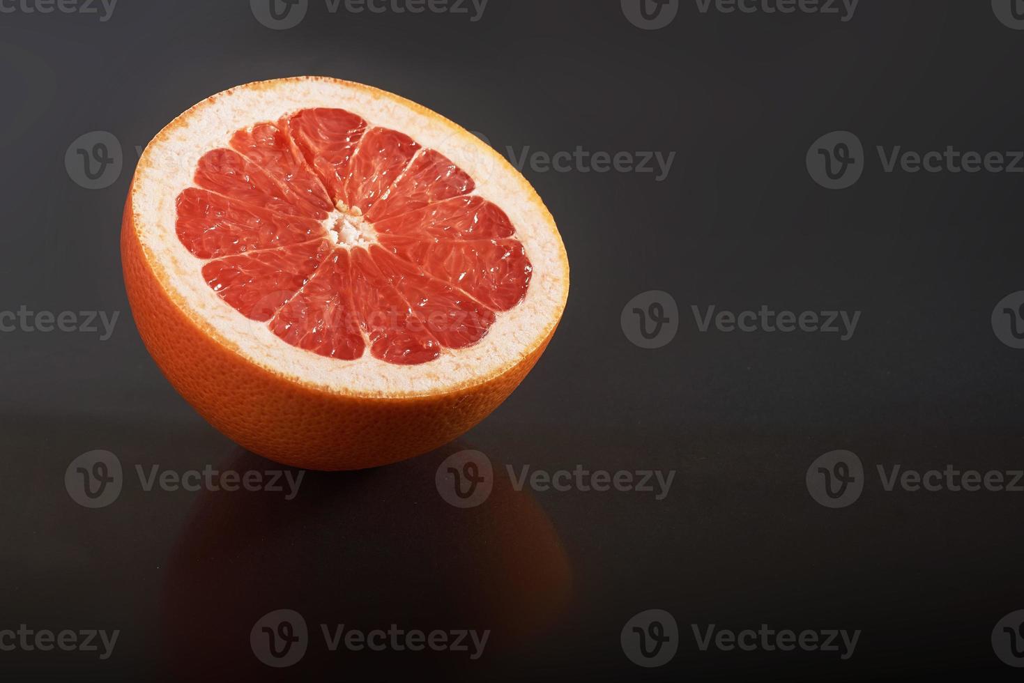 grapefruit geïsoleerd op een zwarte achtergrond foto