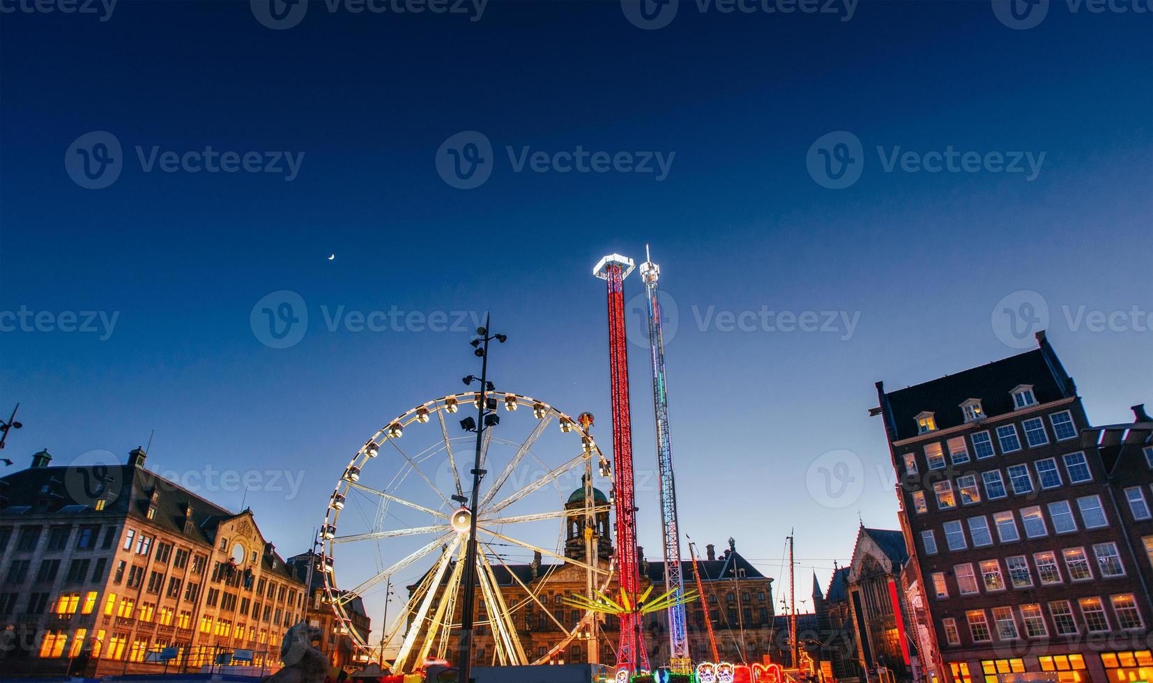 nachtzicht op pretparkcarrousel foto