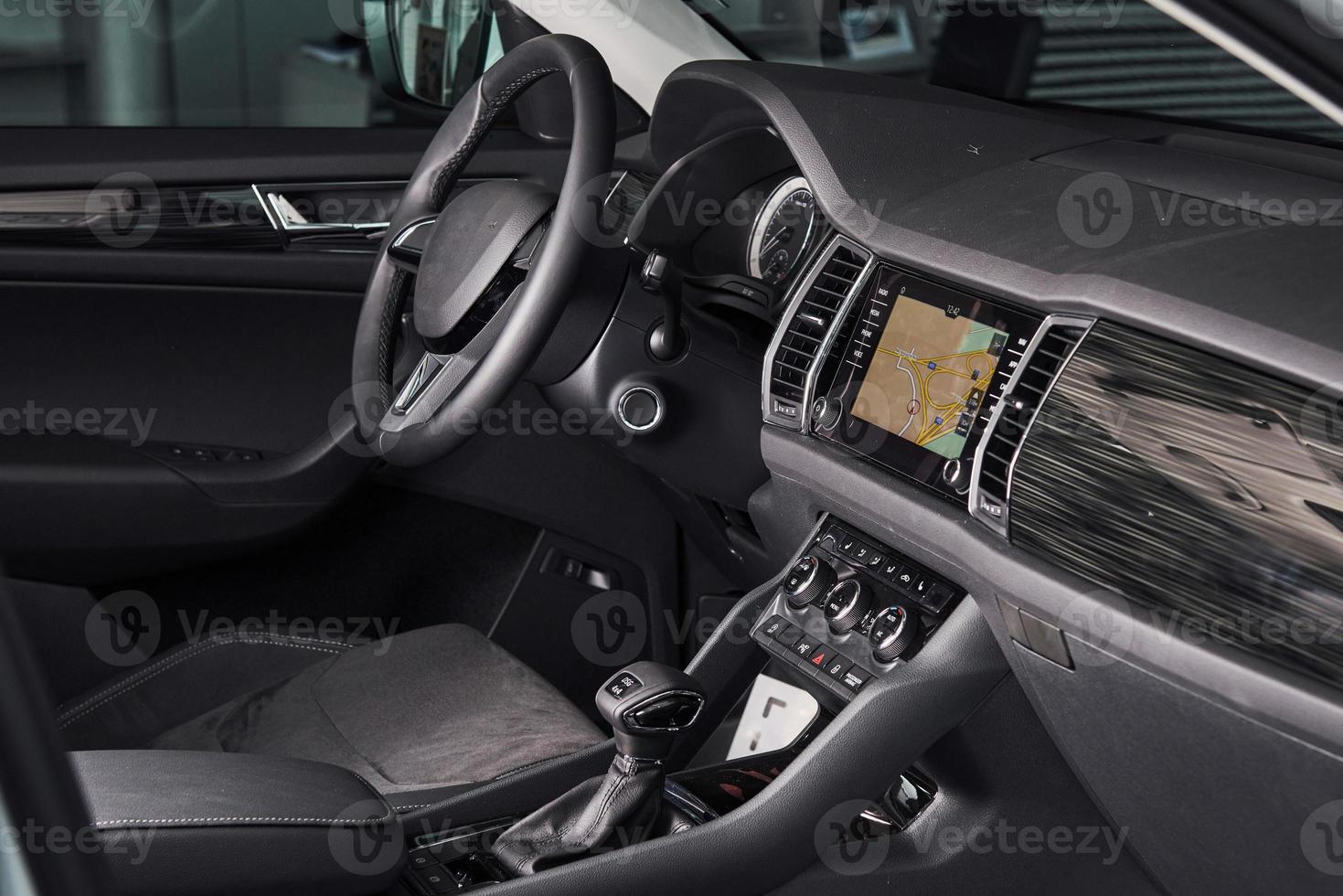 luxe auto-interieur - stuur, versnellingspook en dashboard foto