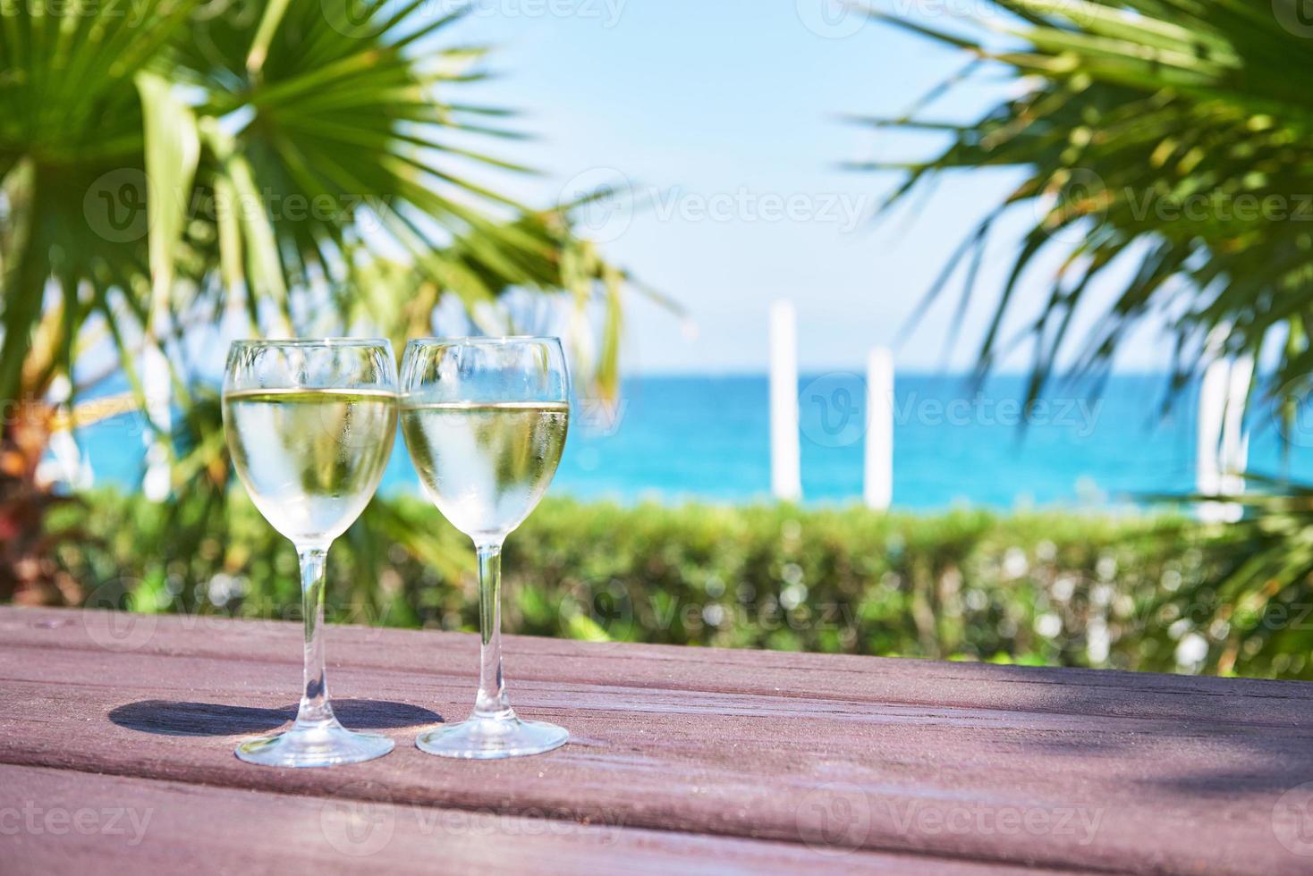 glazen champagne bij een resortzwembad in een luxehotel. feest bij het zwembad. drinken in een glas gieten. amara dolce vita luxe hotel. toevlucht. tekirova-kemer foto