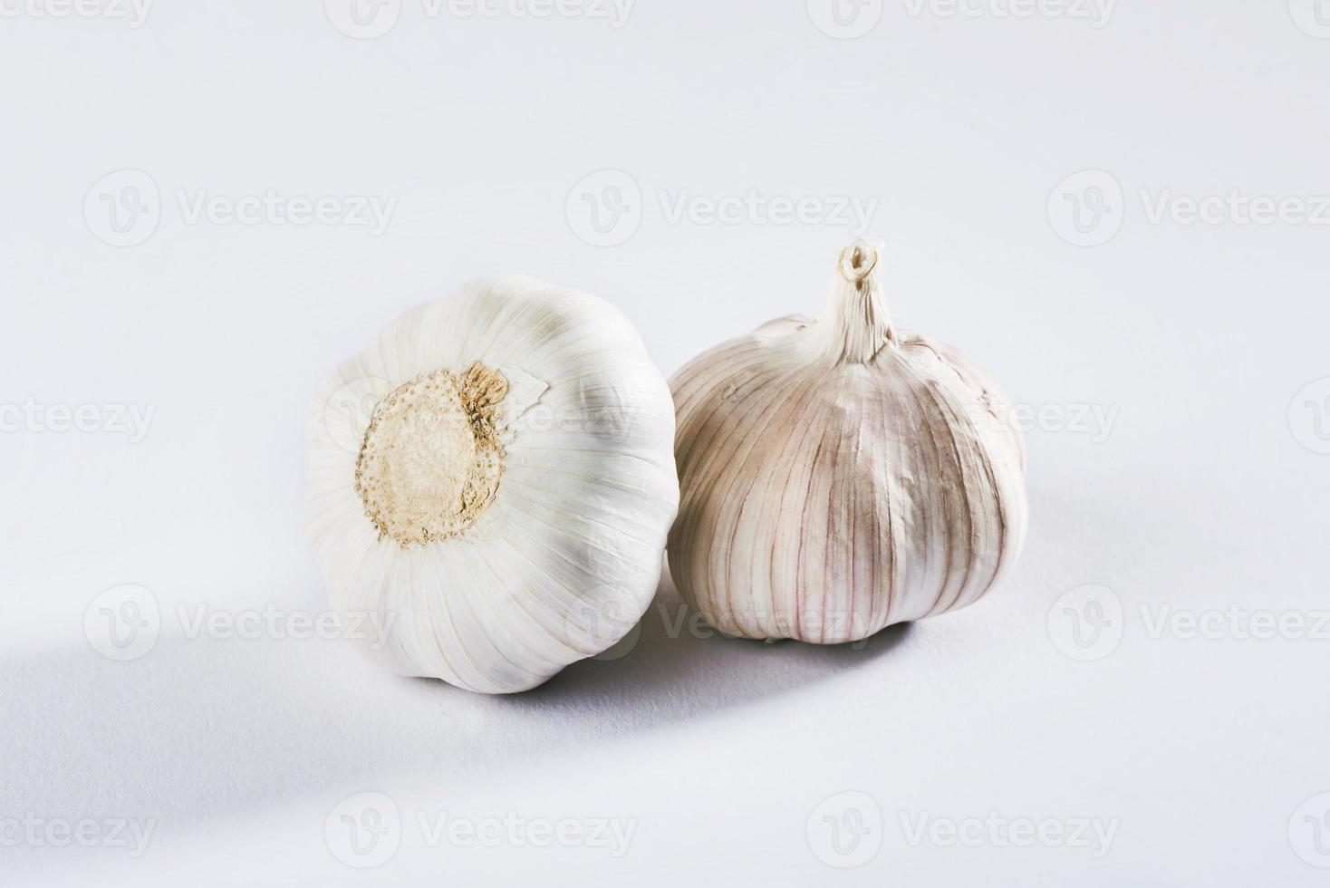 knoflook geïsoleerd op een witte achtergrond foto