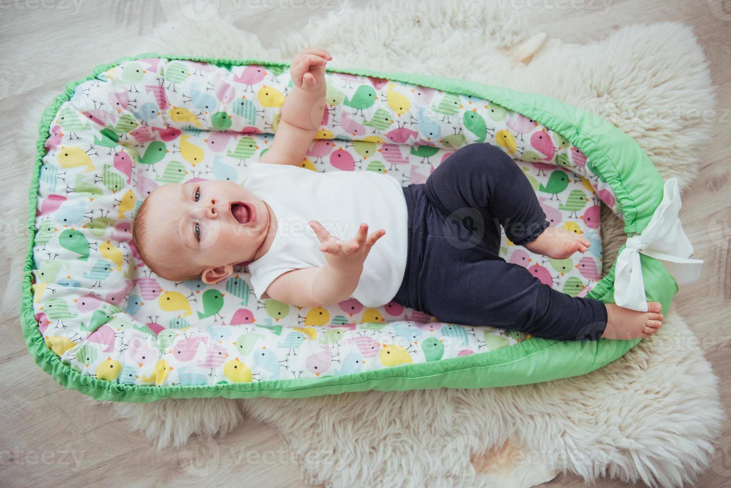 beddengoed voor kinderen. de baby slaapt in bed. een gezonde kleine baby kort na de geboorte. foto