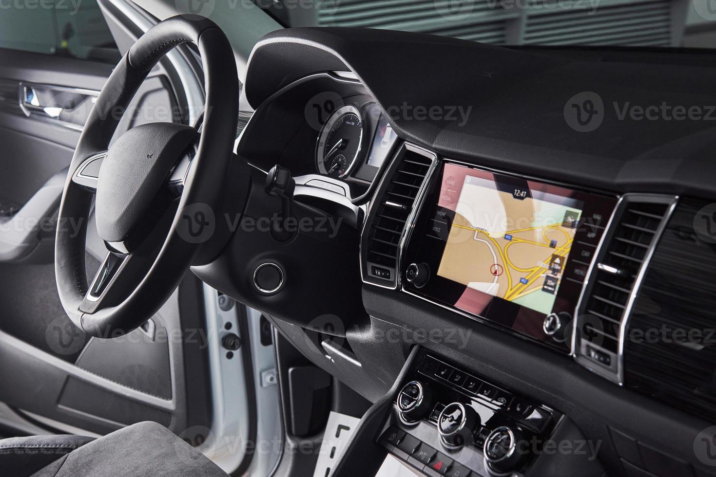 luxe auto-interieur - stuur, versnellingspook en dashboard foto