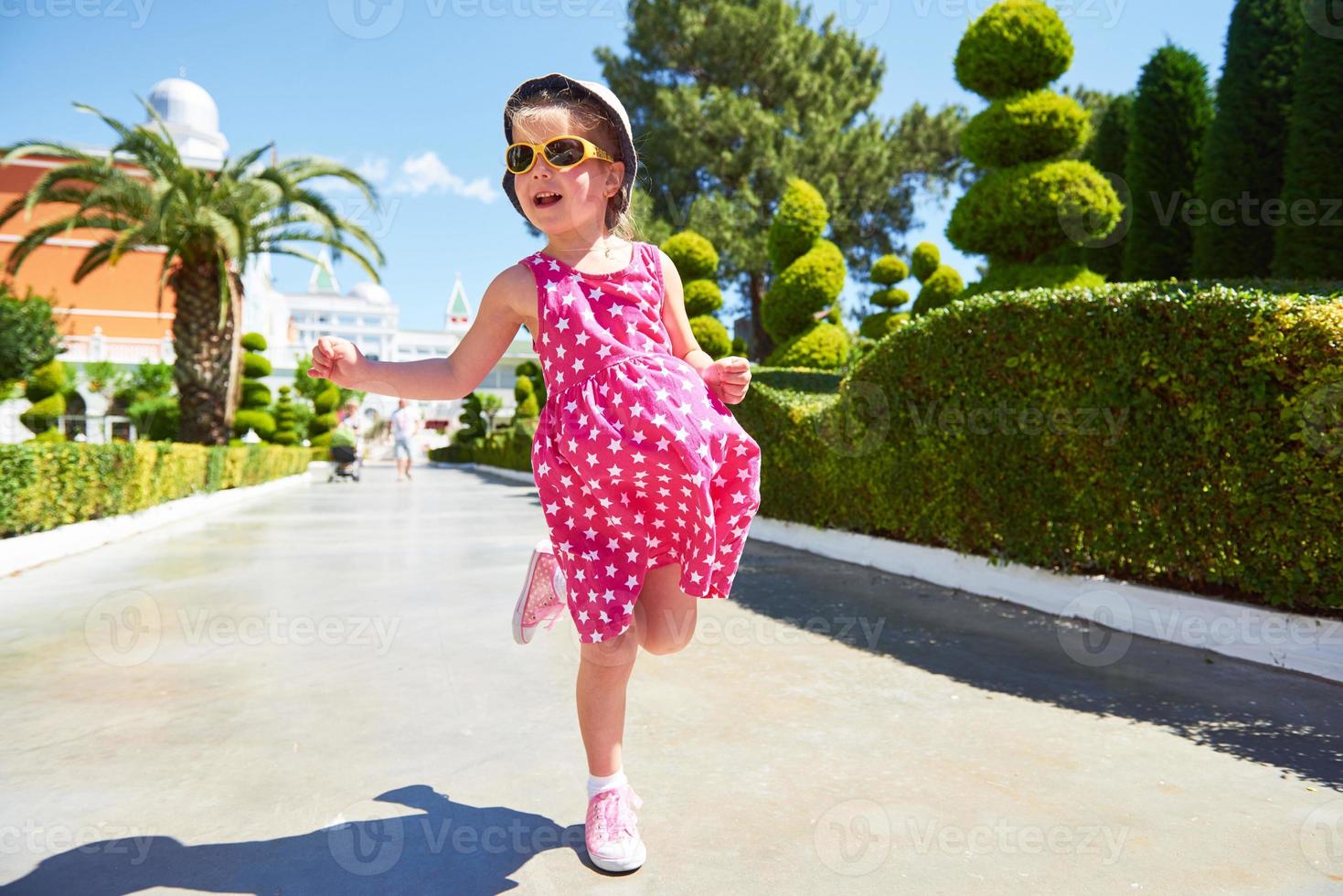 portret van een gelukkig meisje buiten in de zomerdag foto