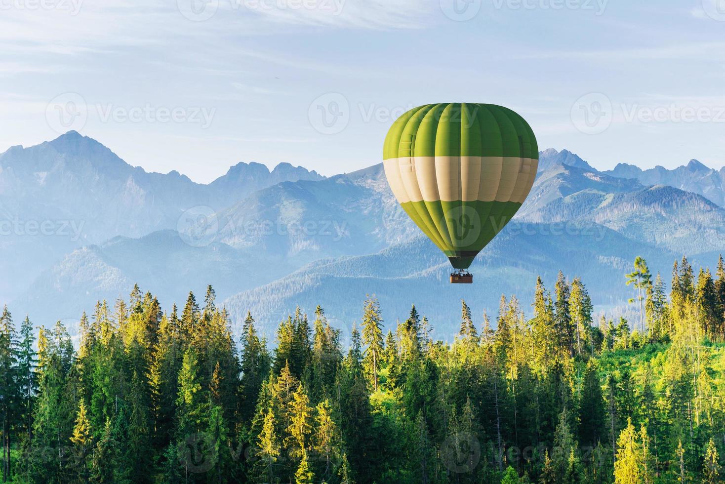 fantastische besneeuwde bergen in de prachtige stapelwolken. een ballon op de achtergrond. Karpaten. Oekraïne foto