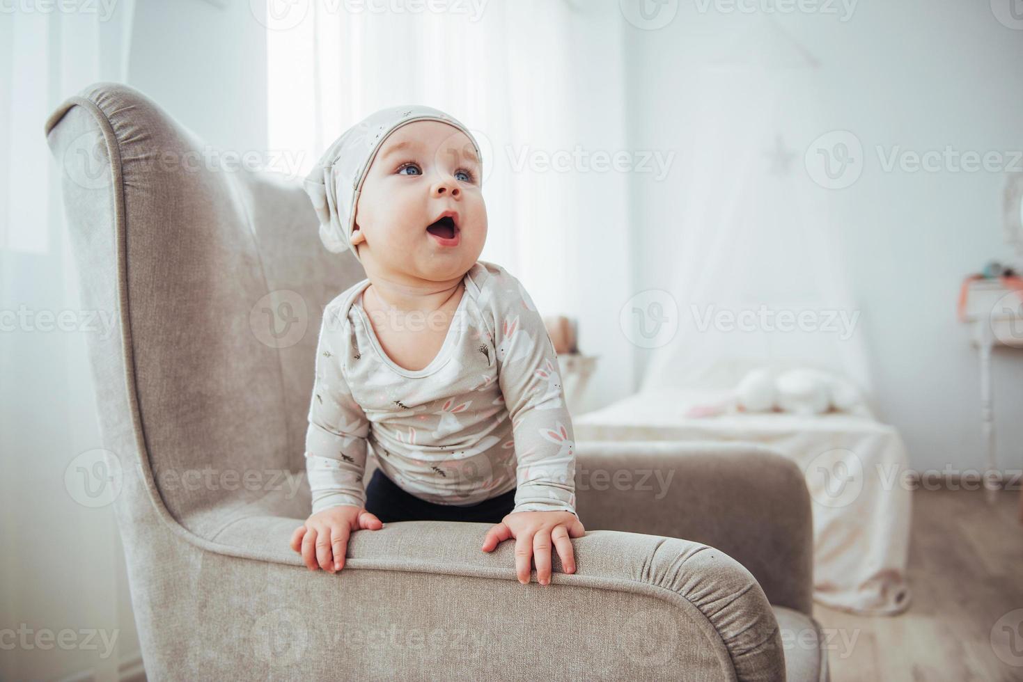 1-jarig kleding, zittend een vintage stoel in de kamer. 6204719 stockfoto bij Vecteezy