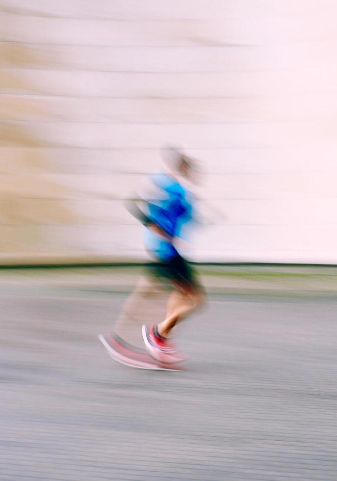 man loopt in de stad bilbao, spanje foto