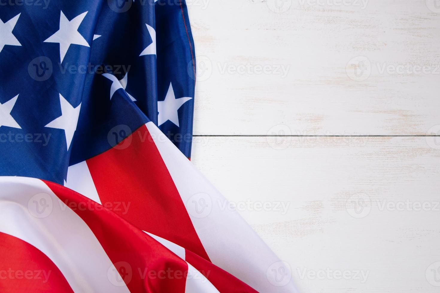 Amerikaanse vlag op lichte planken. foto