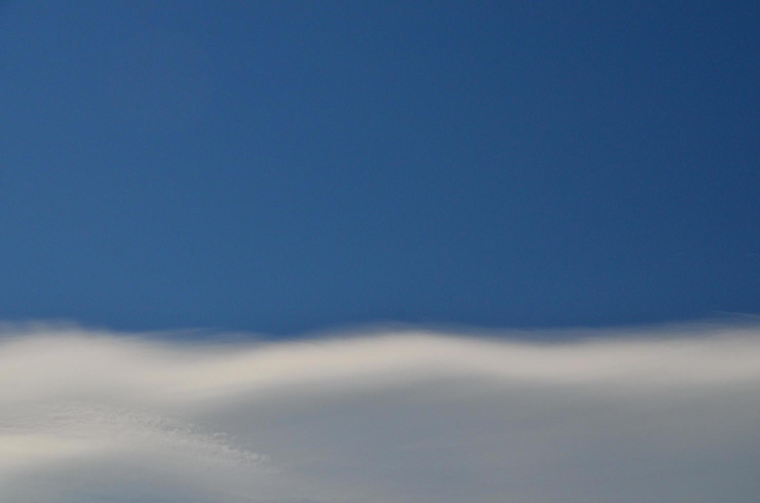 delicate witte wolken en blauwe lucht foto