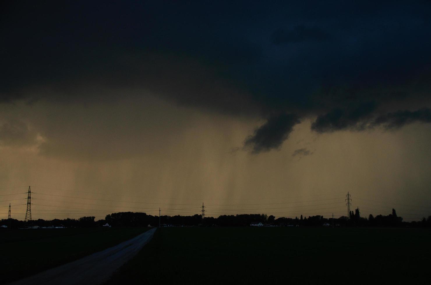 regen onweer en dorp foto