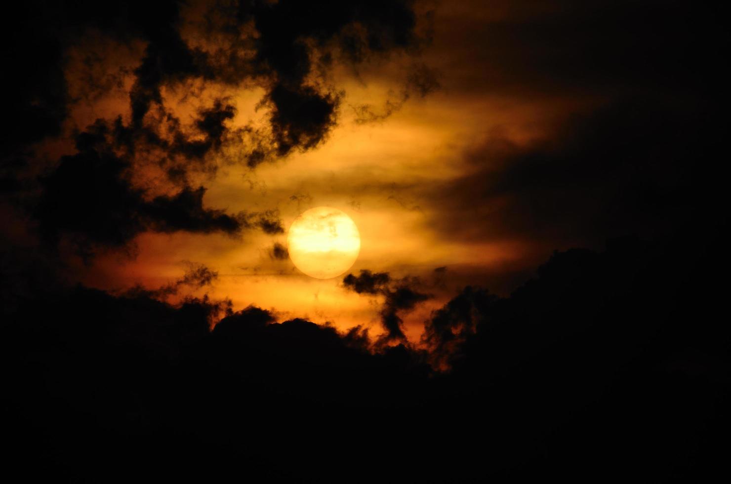 zon zwarte wolken foto