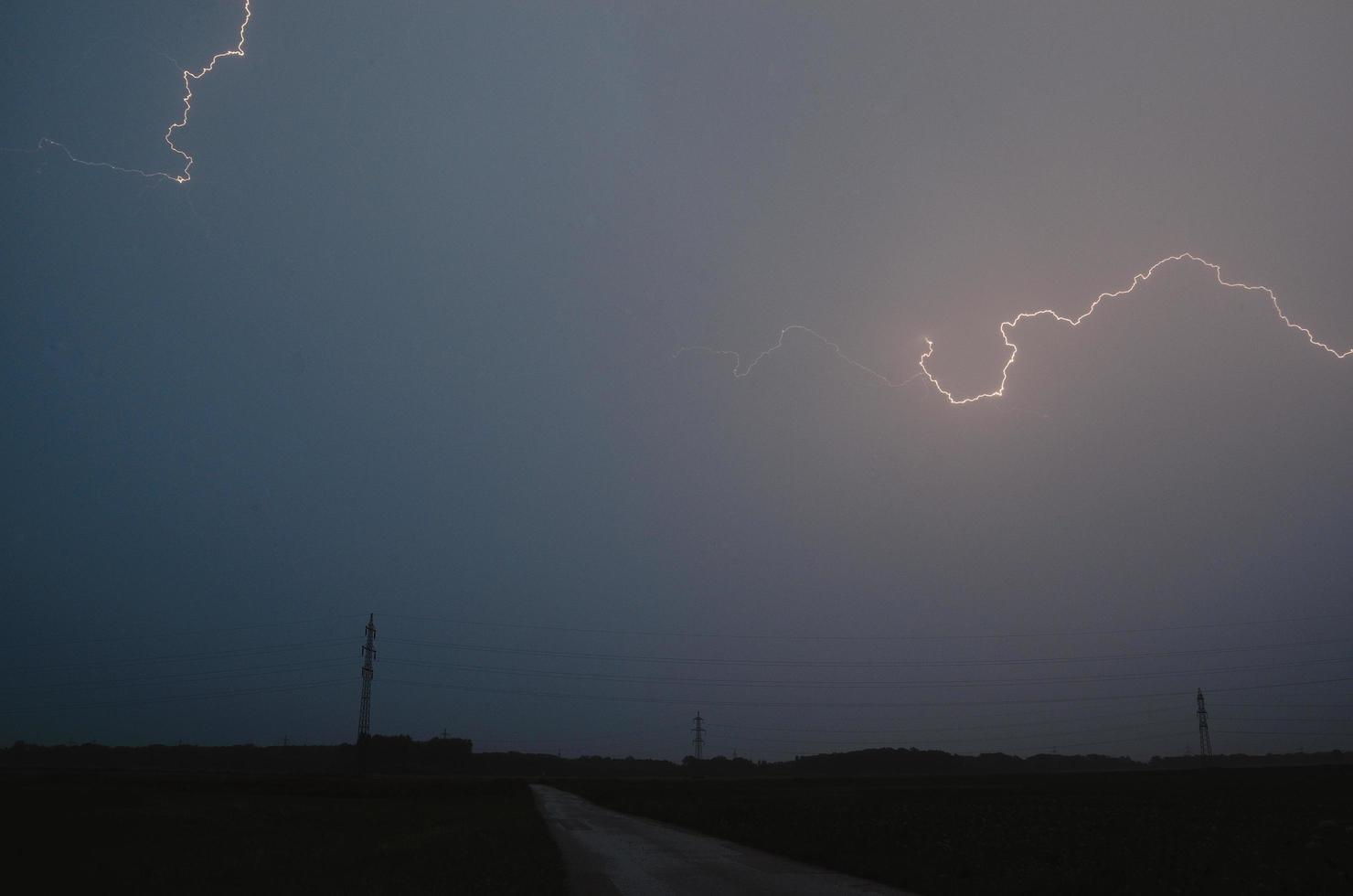 twee flitsen in de nacht foto