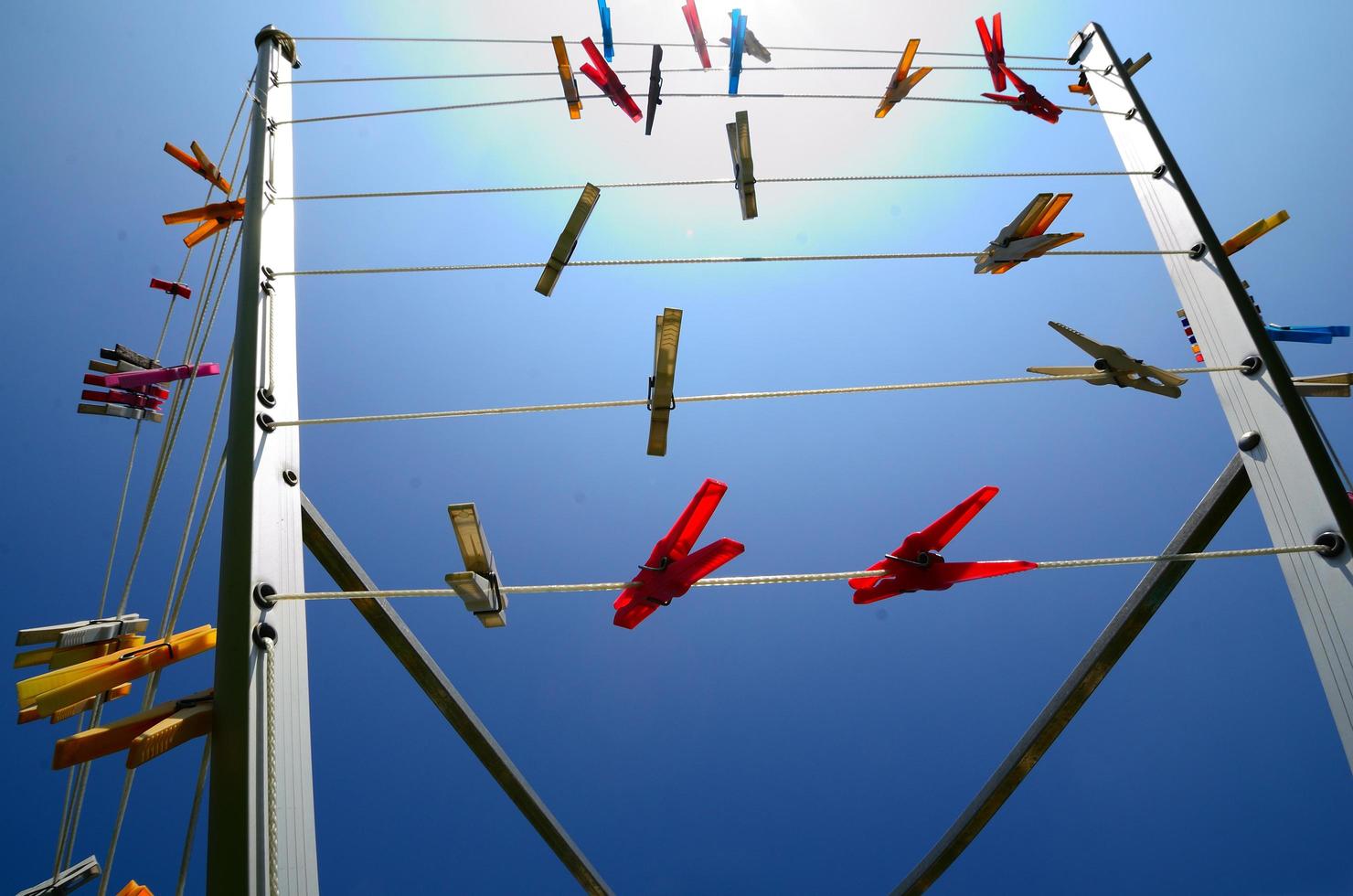 kleurrijke wasknijpers en blauwe lucht foto