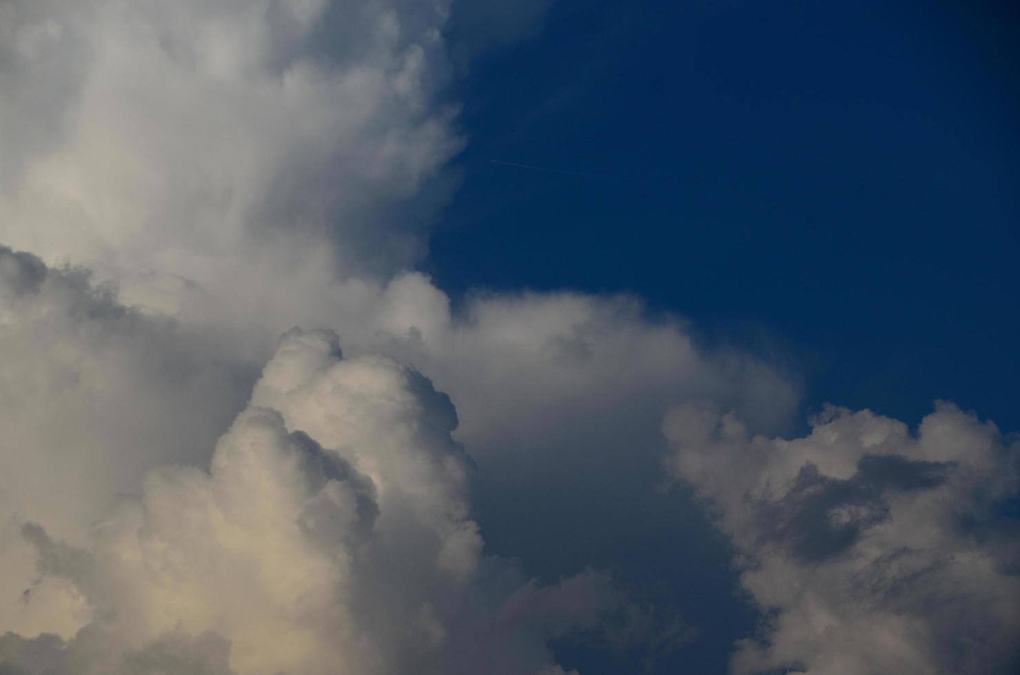 veel pluizige wolken in de lucht foto