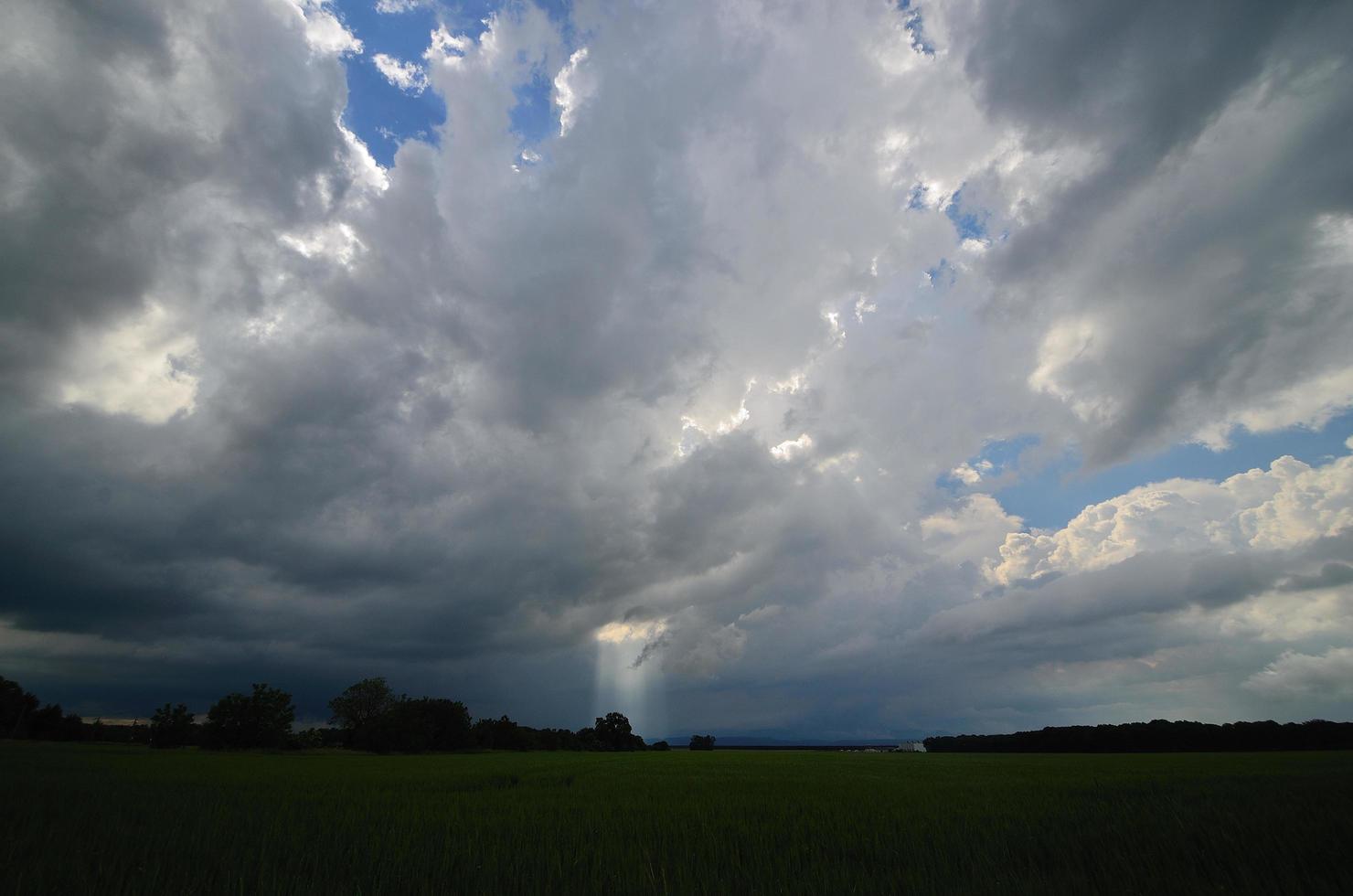 zonneschijn en wolken foto