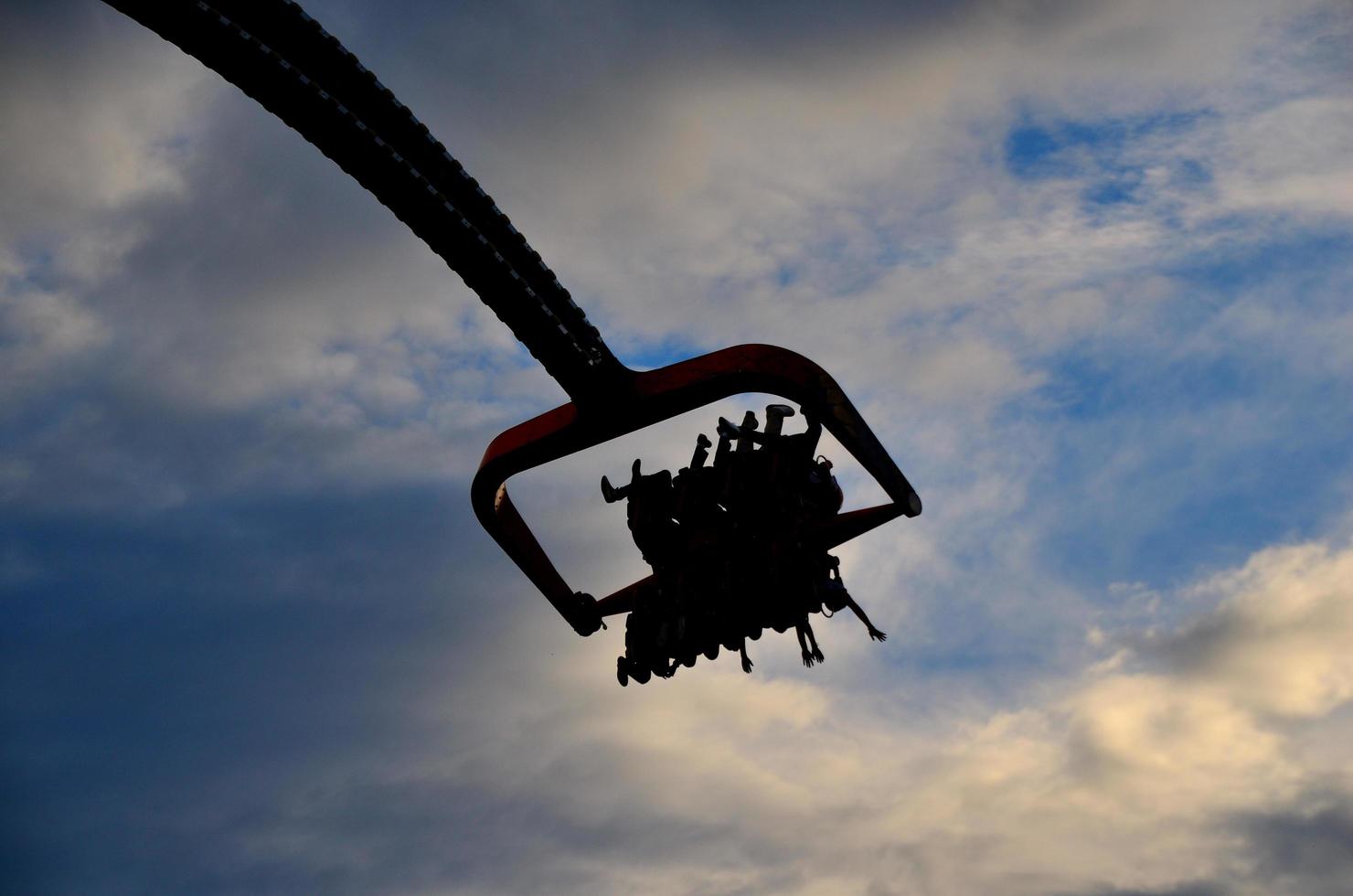 themapark met mensen in de lucht foto