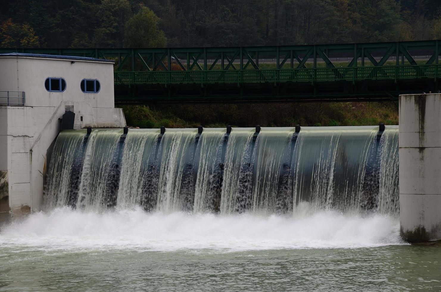 dam met stromend water foto