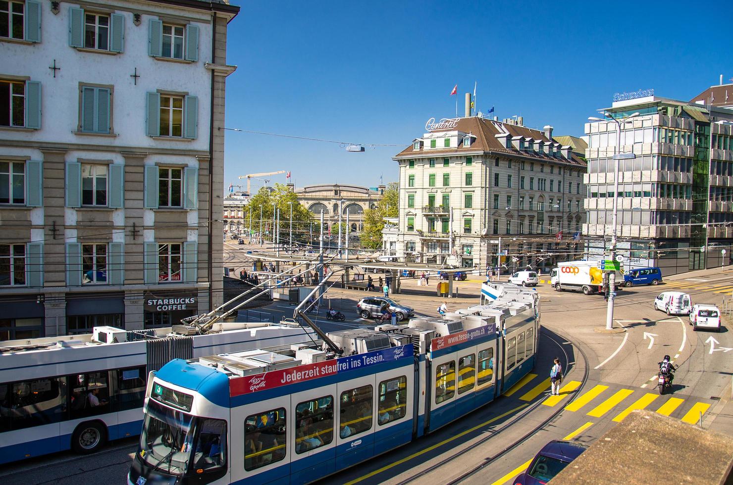 Zürich, Zwitserland - 13 september 2016 stadstram op het plein van de stad Zürich, Zwitserland foto