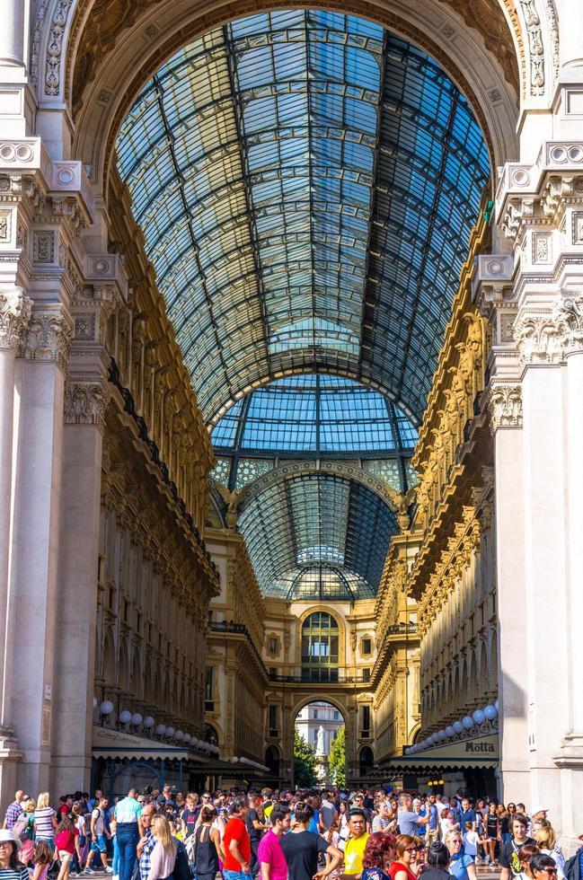 Milaan, Italië, 9 september 2018 menigte van mensen loopt in de buurt van galerij vittorio emanuele ii galleria beroemd luxe winkelcentrum met modewinkels en glazen koepel op het plein Piazza del Duomo foto