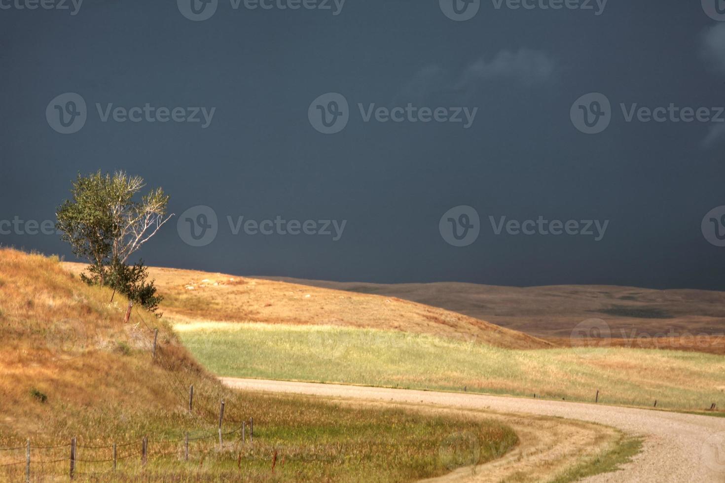 onweerswolken langs een landweg in Saskatchewan foto