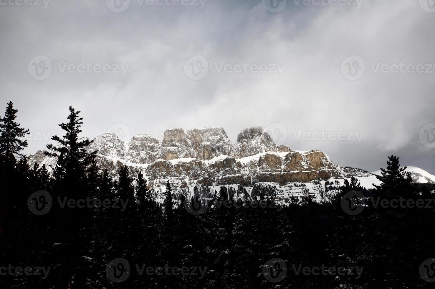 rotsachtige bergen in de winter foto