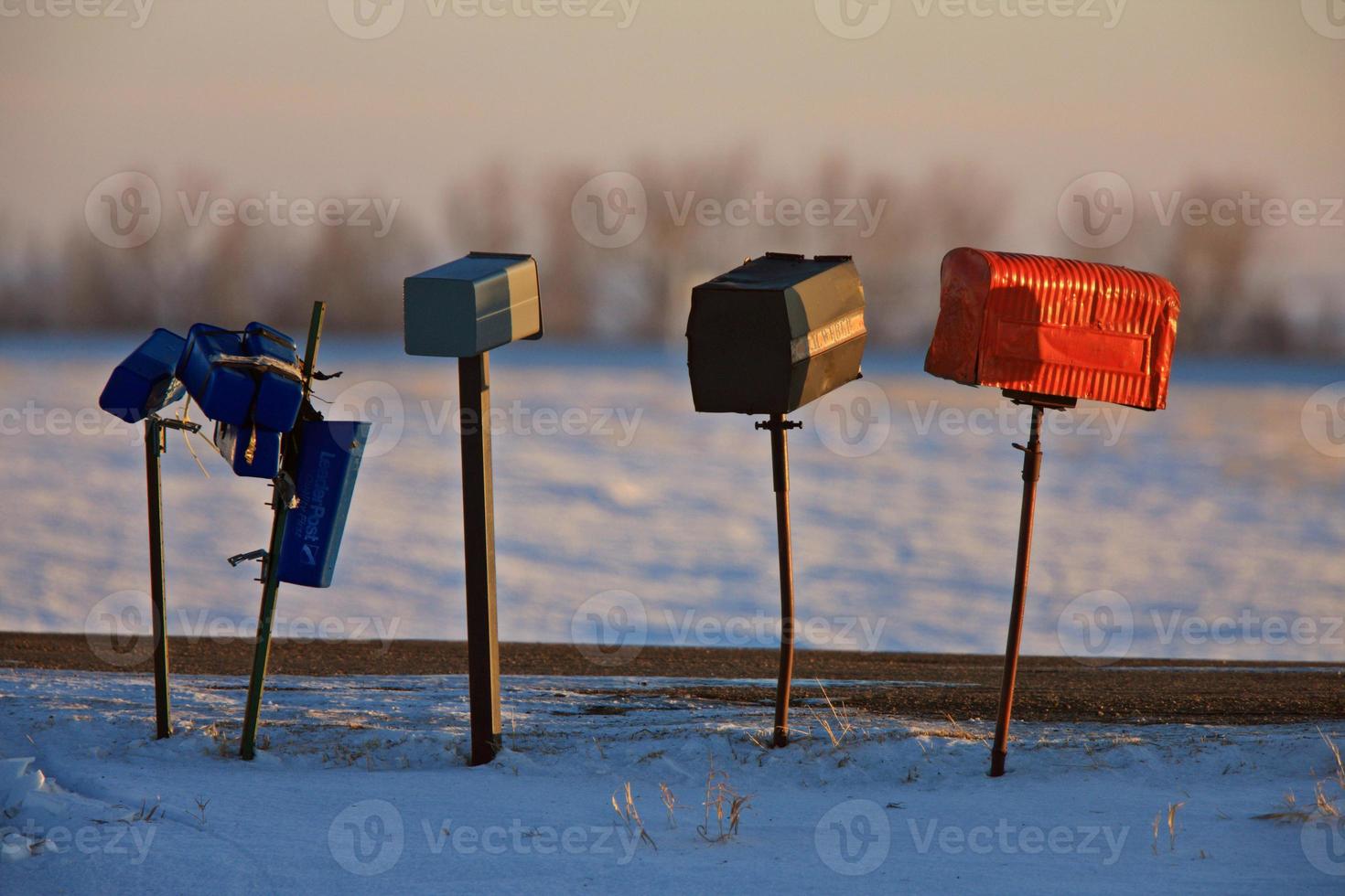 brievenbussen in winter canada foto