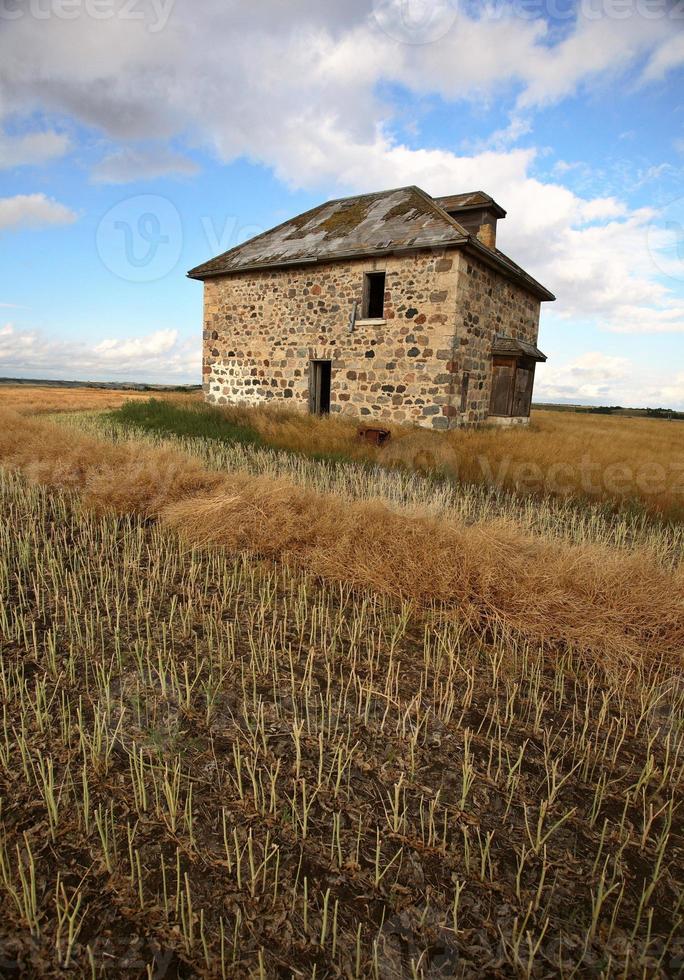 verlaten stenen huis in het schilderachtige Saskatchewan foto