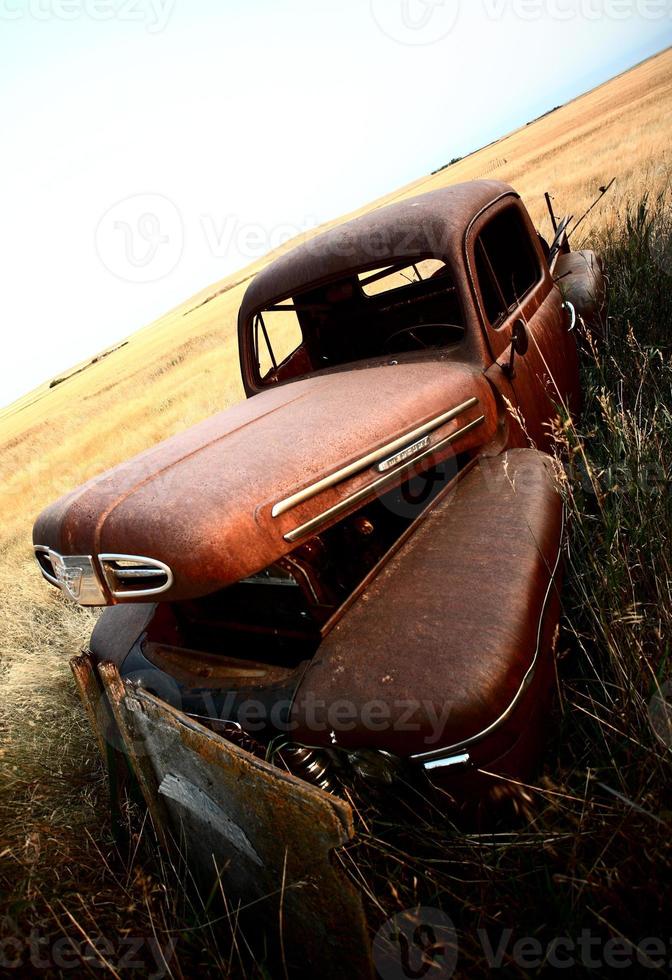 verlaten boerderijvrachtwagen in schilderachtig saskatchewan foto