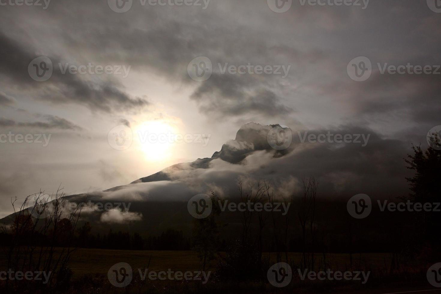 lage wolken rond de berg van brits colombia foto