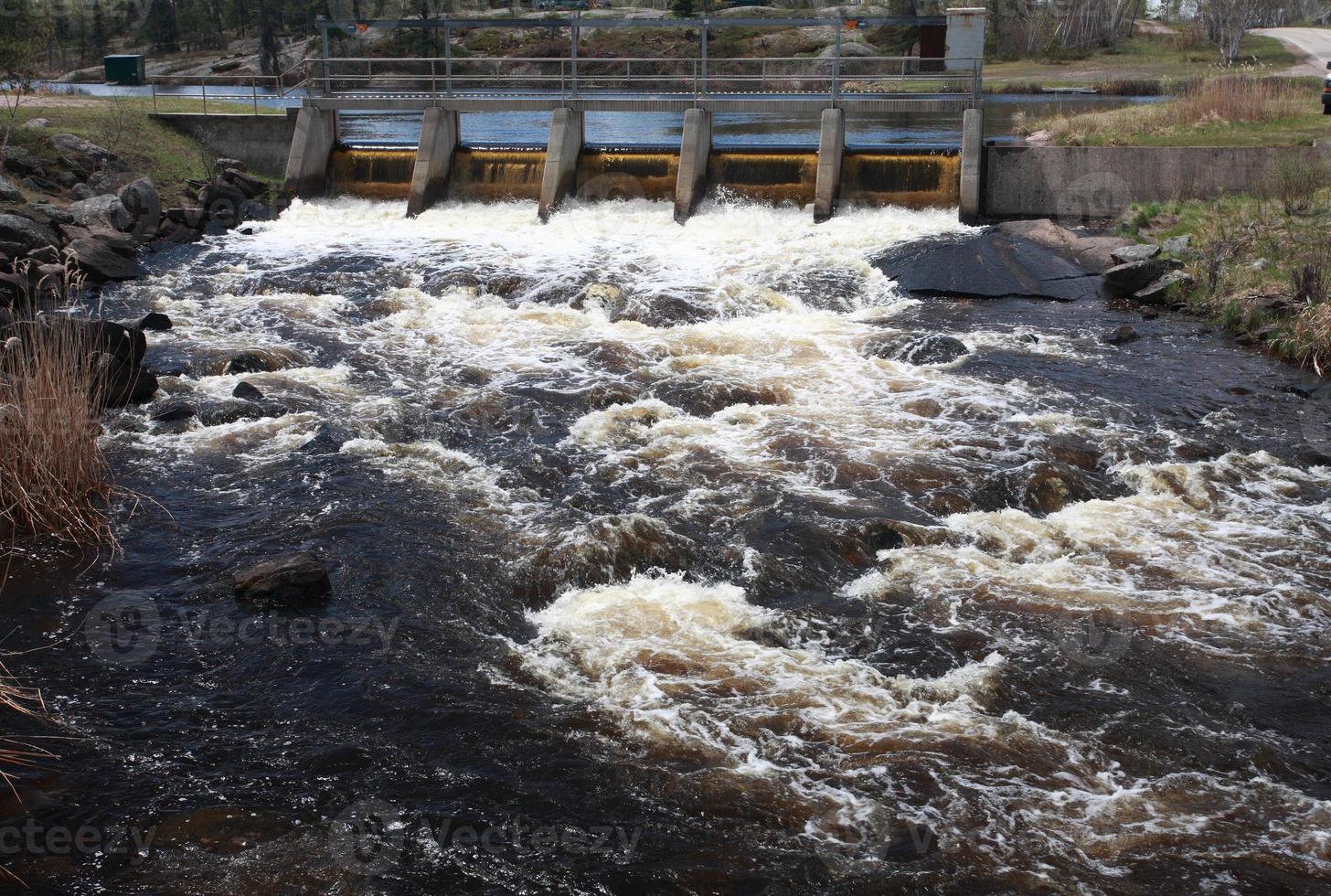 stroomversnellingen langs een Manitoba-rivier foto