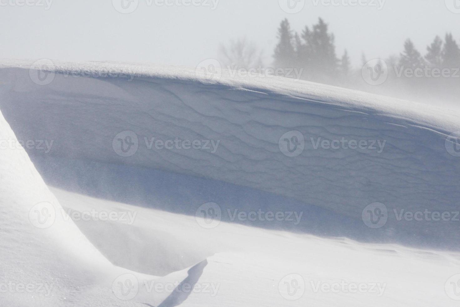 sneeuwbank in de winterstorm saskatchewan foto