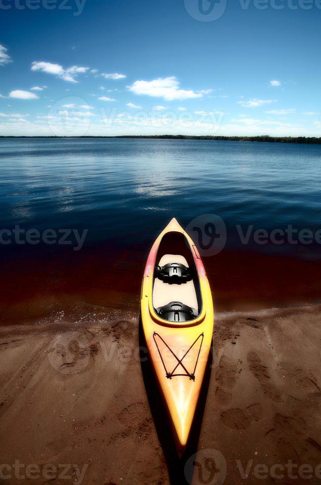kajak aan de waterkant van het meer van Winnipeg foto