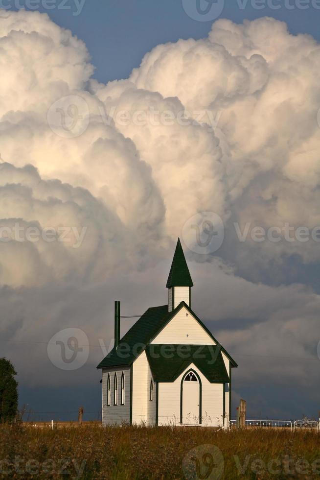 donderhoofdwolken die zich achter een landkerk vormen foto