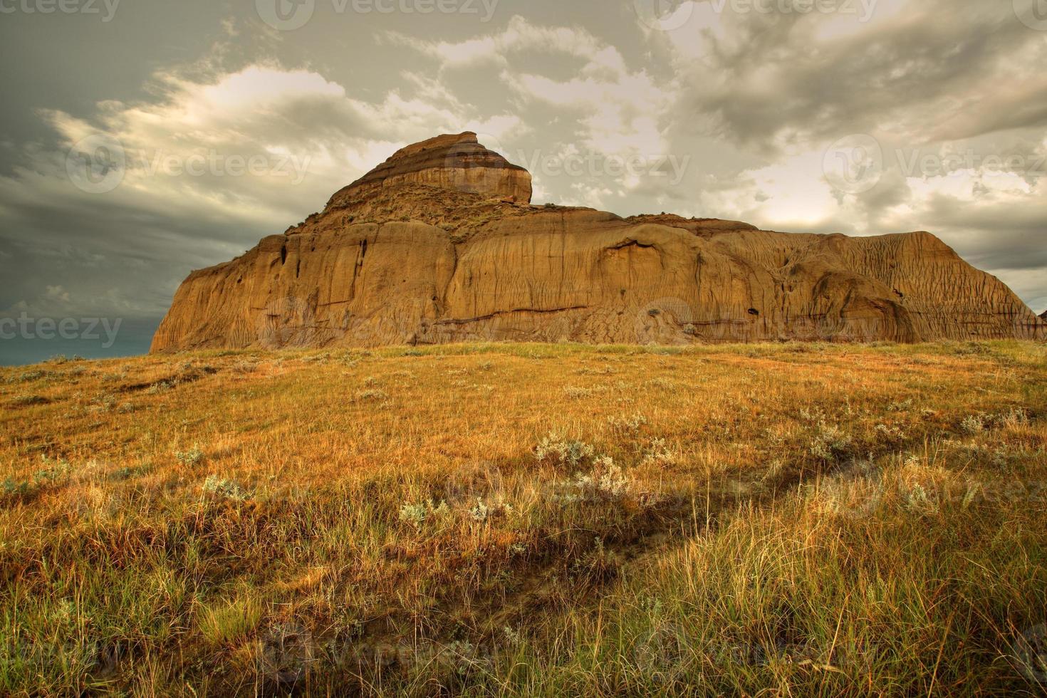 kasteel butte in grote modderige vallei van saskatchewan foto