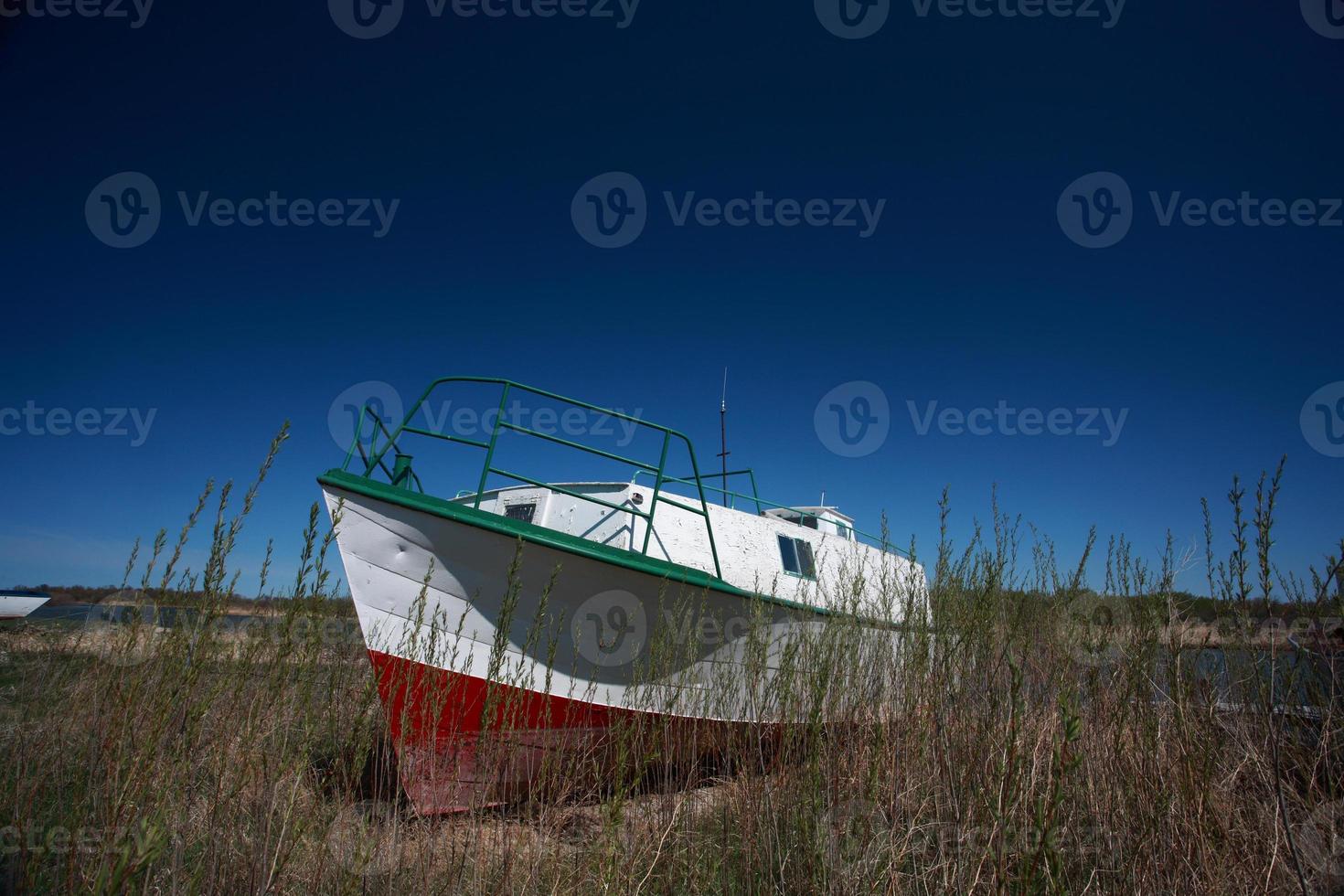 gestrande vissersboot in de buurt van riverton manitoba foto