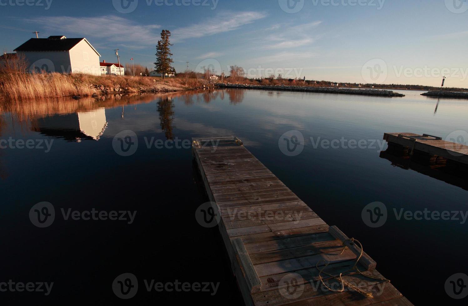 aanlegsteigers en gebouwen bij hecla in manitoba foto