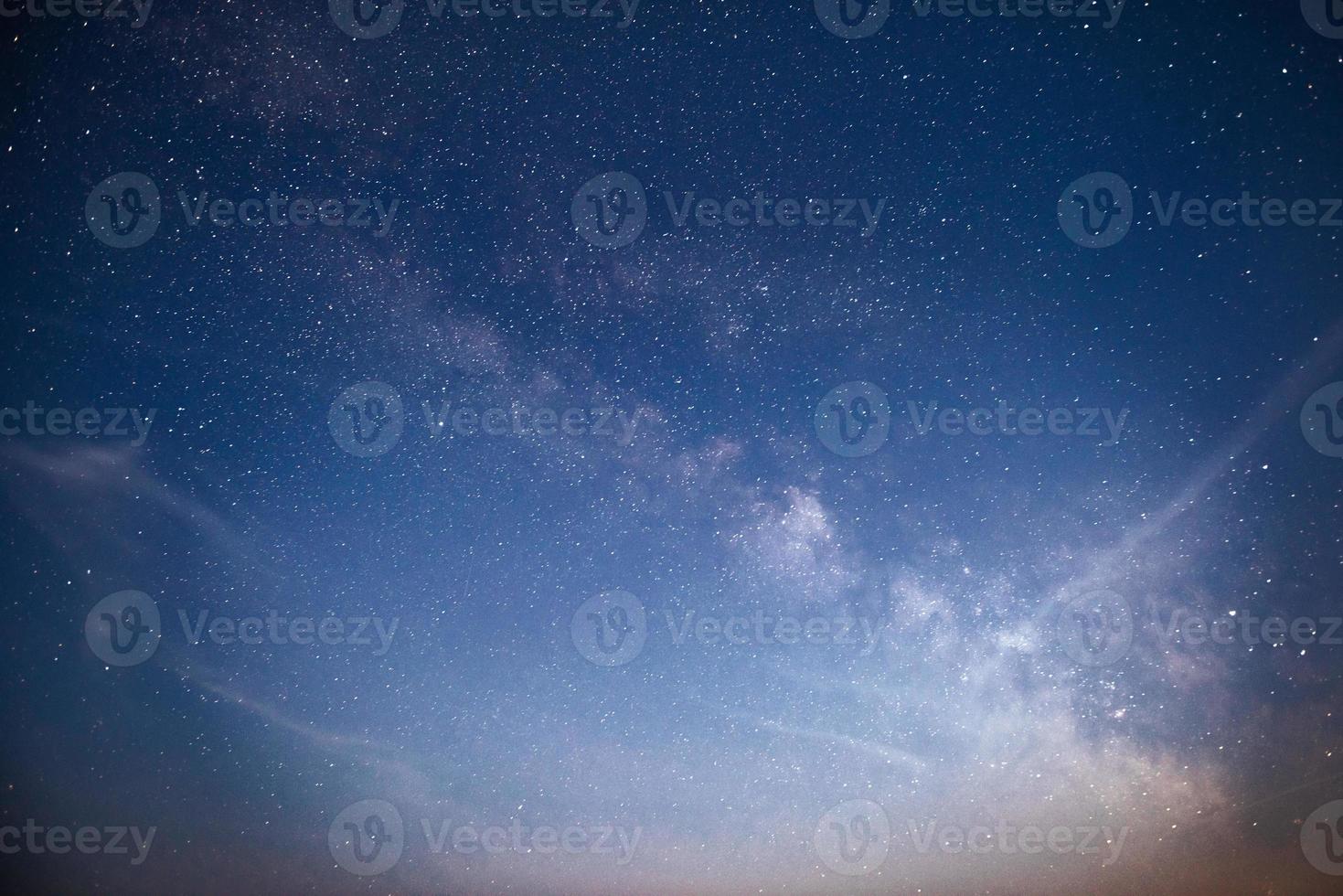 levendige nachtelijke hemel met sterren en nevel en melkwegstelsel. deep sky astrofoto foto