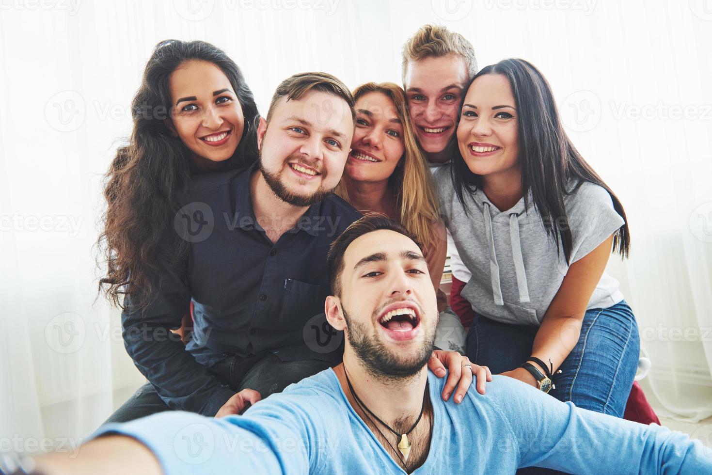 beste vrienden nemen selfie buitenshuis met achtergrondverlichting - gelukkig vriendschapsconcept met jonge mensen die samen plezier hebben foto