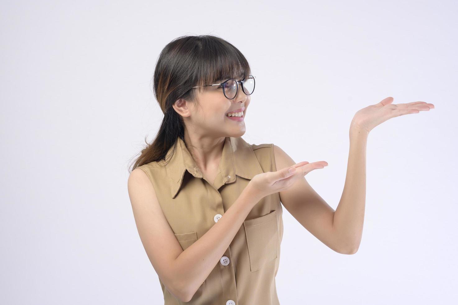 mooie vrouw die een bril draagt over een witte achtergrond studio foto