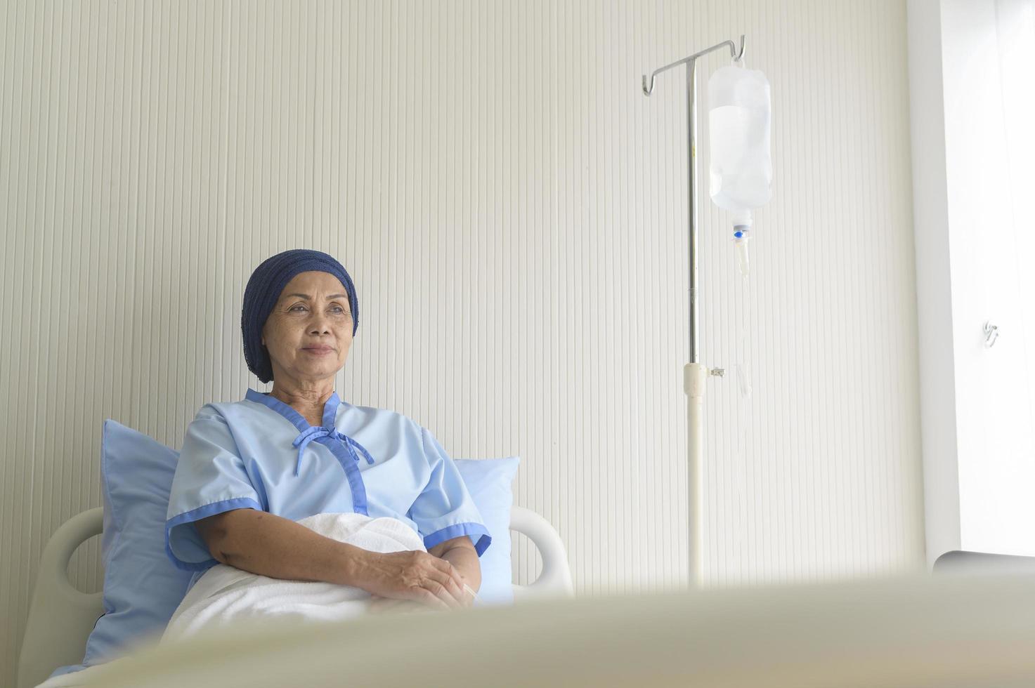 portret van senior kankerpatiënt vrouw met hoofddoek in ziekenhuis, gezondheidszorg en medisch concept foto