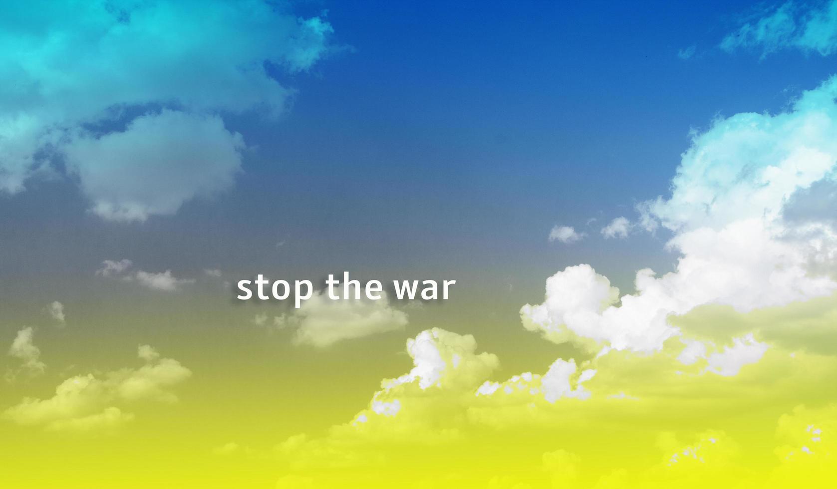 stop oorlog inscriptie op de achtergrond van de lucht getint in de kleur van de oekraïense vlag. vreedzaam hemelsymbool foto