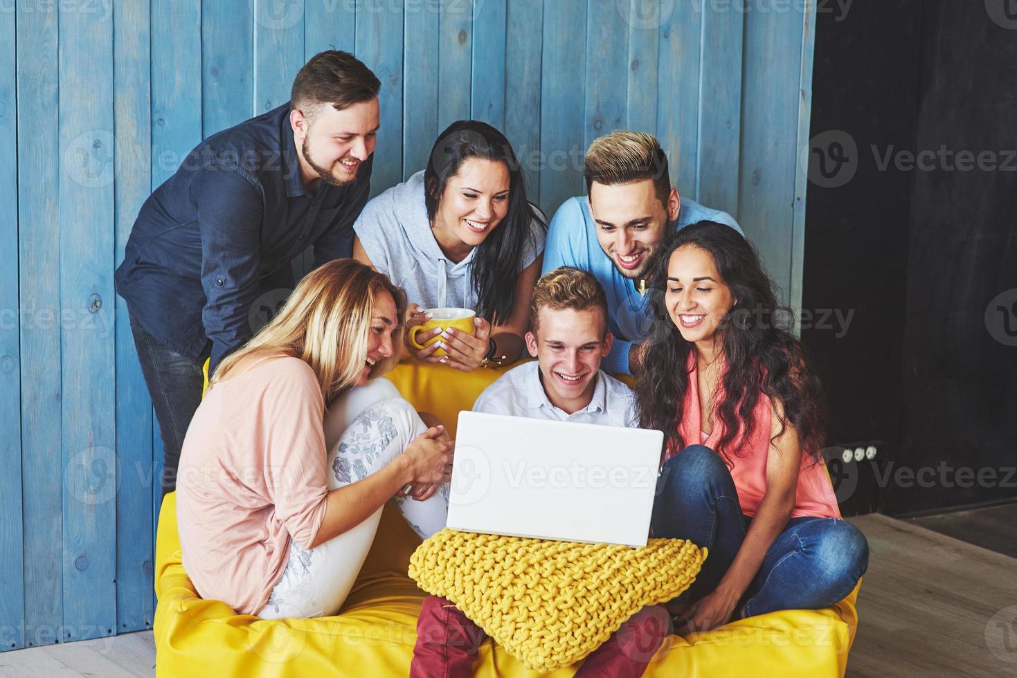 groep creatieve jonge vrienden die het concept van de sociale media hangen. mensen die samen een creatief project bespreken tijdens het werkproces, games spelen of videofilm kijken foto