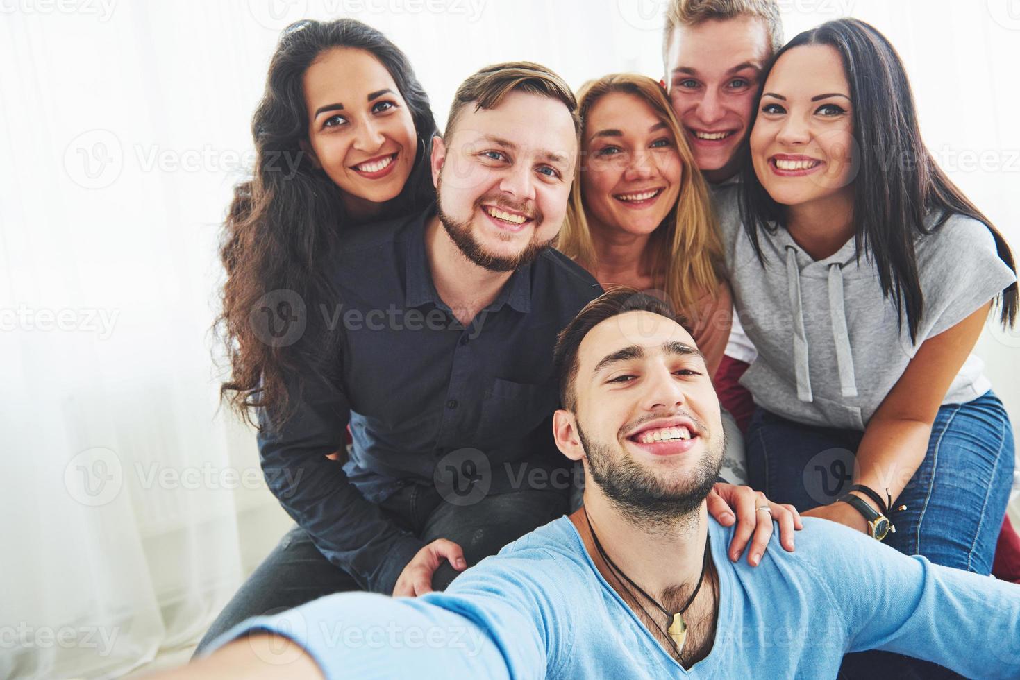 beste vrienden nemen selfie buitenshuis met achtergrondverlichting - gelukkig vriendschapsconcept met jonge mensen die samen plezier hebben foto