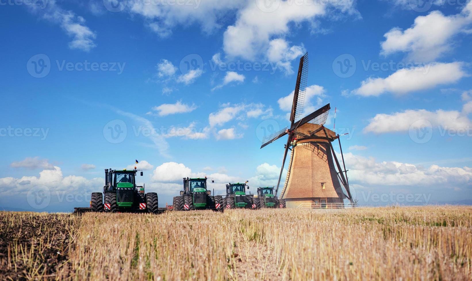 de weg die leidt naar de Nederlandse windmolens van het agro-veld. Holland. foto