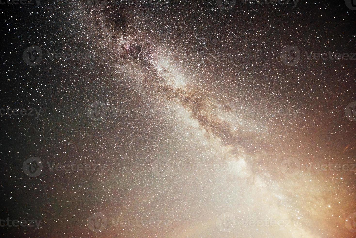 levendige nachtelijke hemel met sterren en nevel en melkwegstelsel. deep sky astrofoto foto