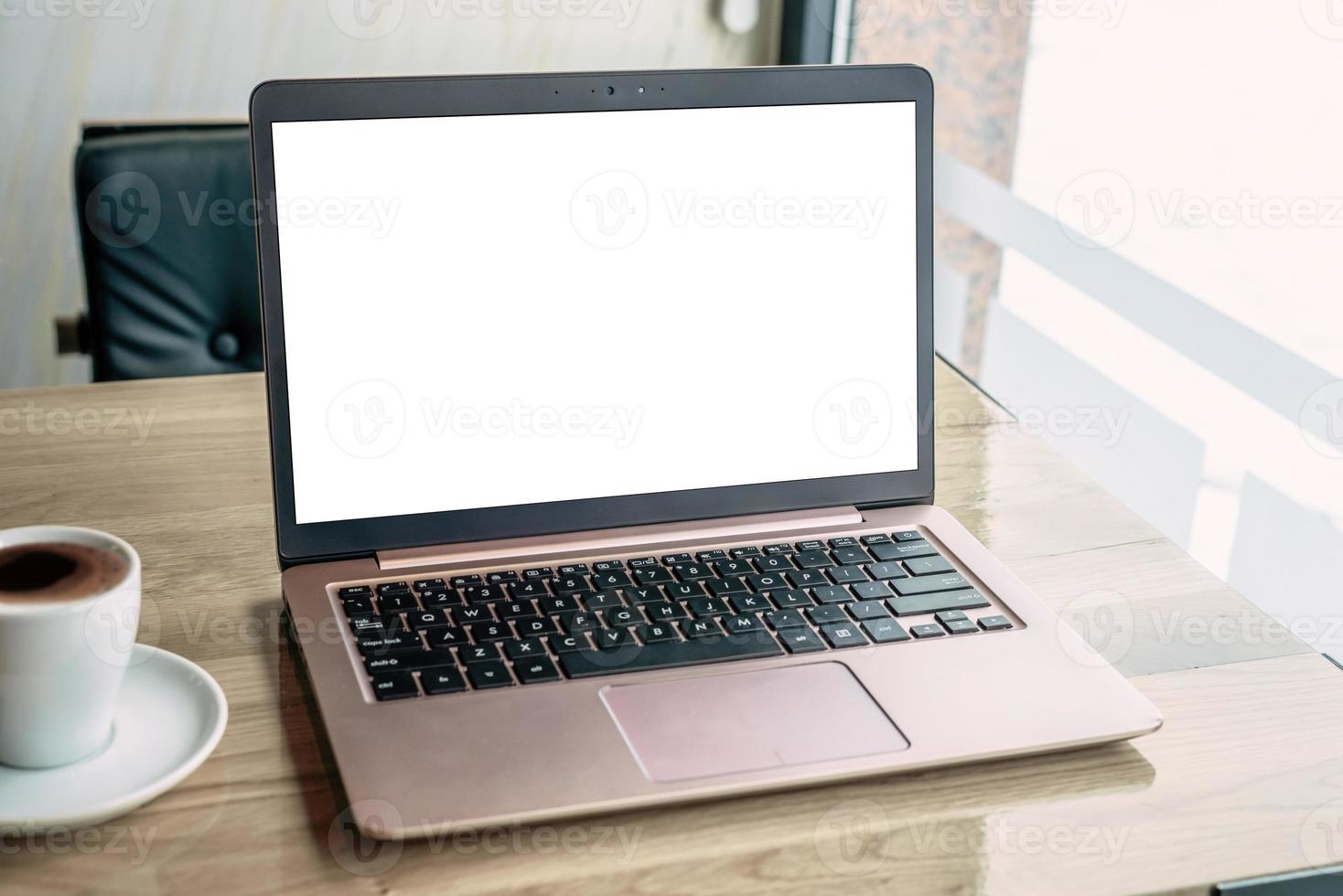 laptopcomputermodel op koffiewinkelbureau. geïsoleerd scherm voor websitepresentatie foto