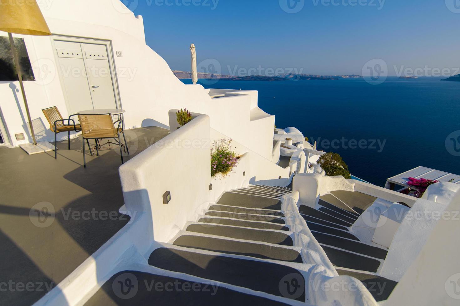 stappen van een hotelkamer met uitzicht op de zee en de stad oia, santorini. foto