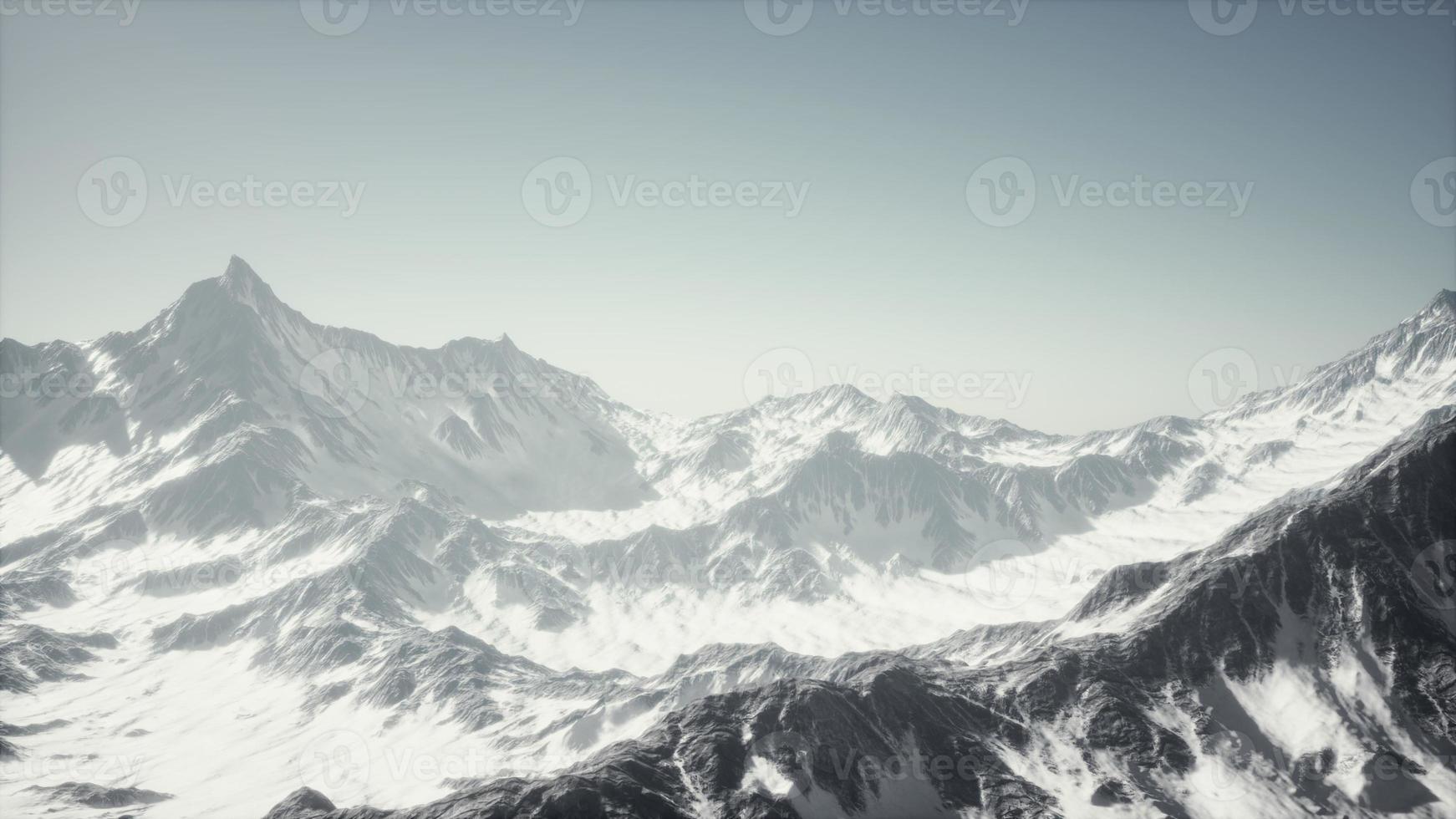 panoramisch uitzicht op de bergen van besneeuwde toppen en gletsjers foto