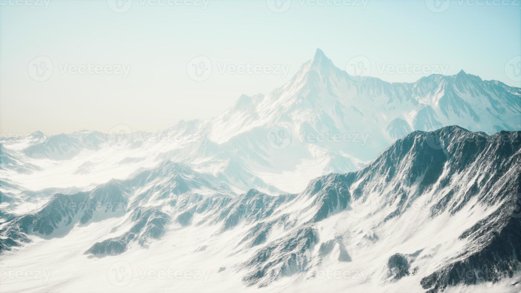 hoge bergen onder de sneeuw in de winter foto