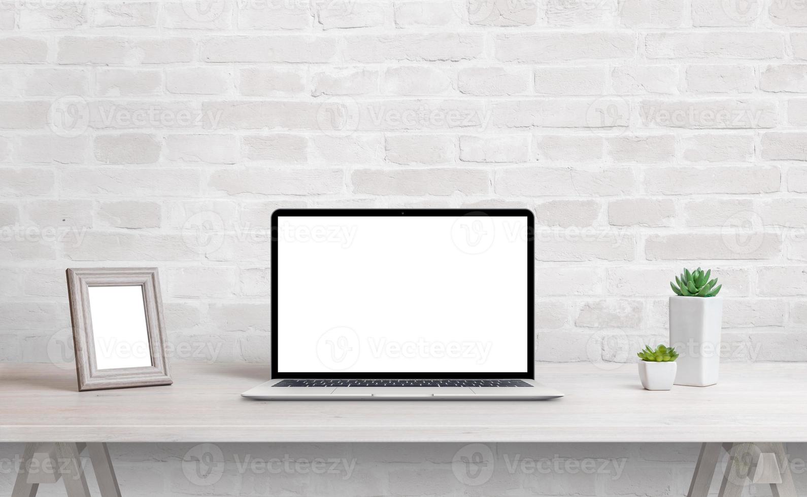 Voorbeeld Reorganiseren Effectiviteit laptopmodel op het bureau. werk thuis concept. schoon bureau met fotolijst  en planten 6249713 Stockfoto